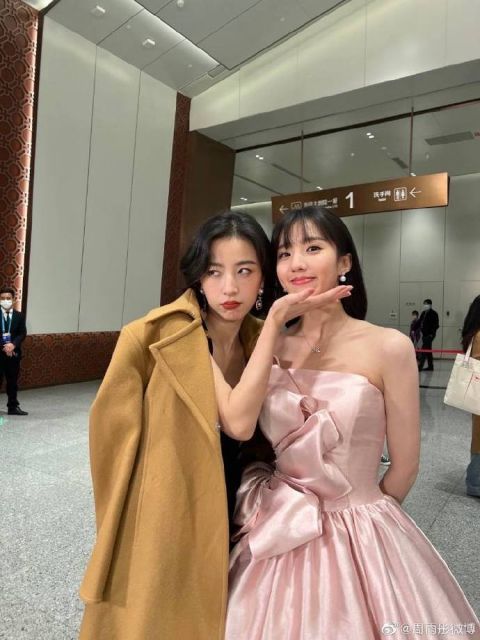 12月30日,金鸡奖闭幕式,周雨彤与苏晓彤再同框合照.