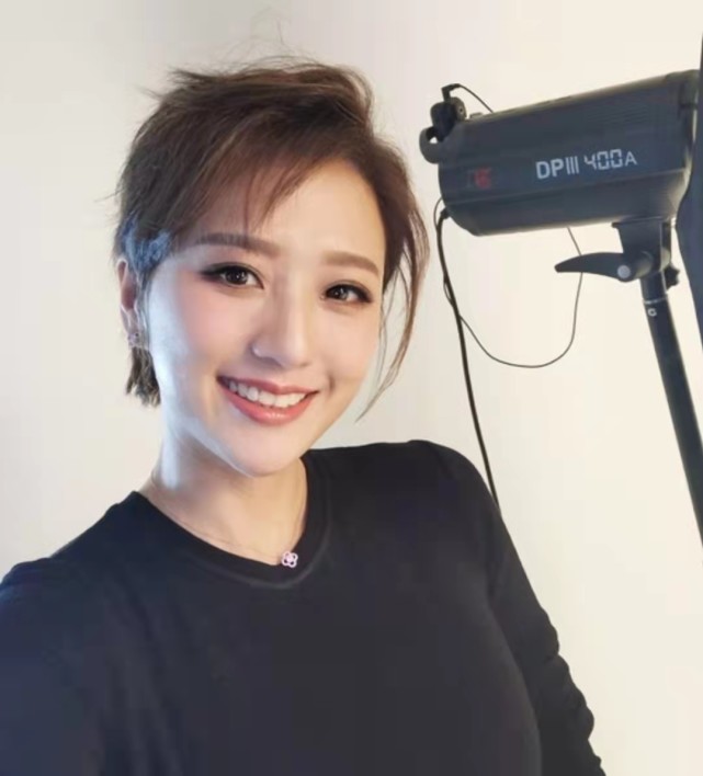 前tvb美女主播时隔多年宣布将复出,曾乐观面对老公出轨传闻