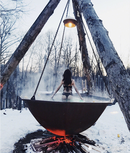 武汉铁锅炖美女引热议老人烧柴被封炕这里却烧水泡澡