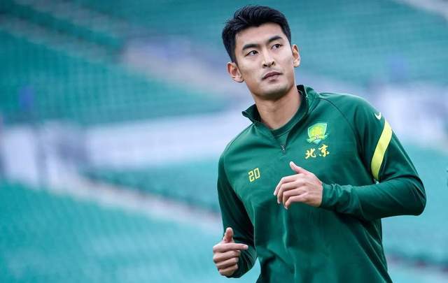 王子铭和张玉宁属于同一批出道的球员,王子铭是96年出生的锋霸.