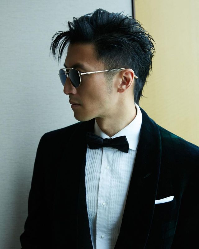 谢霆锋经典西装亮相金鸡奖,帅到没朋友!