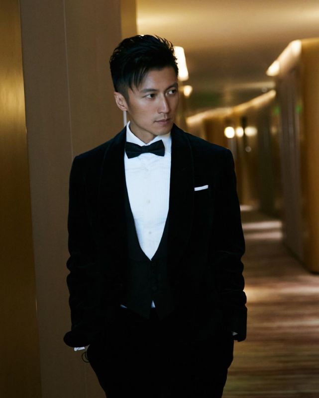 谢霆锋经典西装亮相金鸡奖,帅到没朋友!