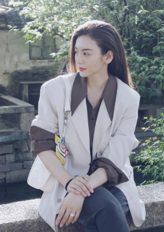 尤靖茹晒结婚照宣布结婚与老公甜蜜同框幸福满满