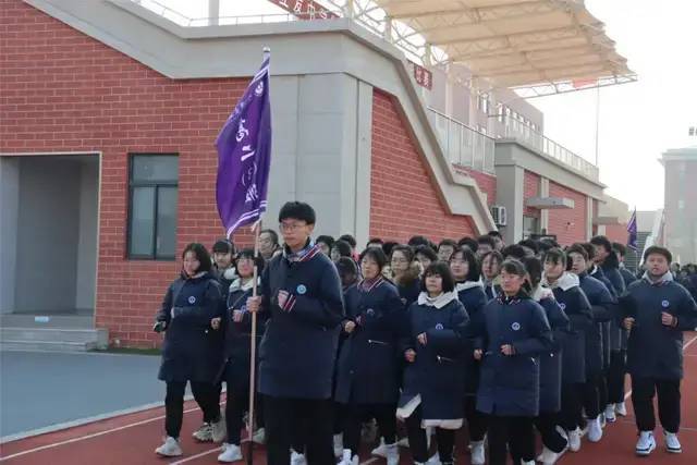 裁判现场打分图文:江苏省海安市立发中学责编:崔宏林