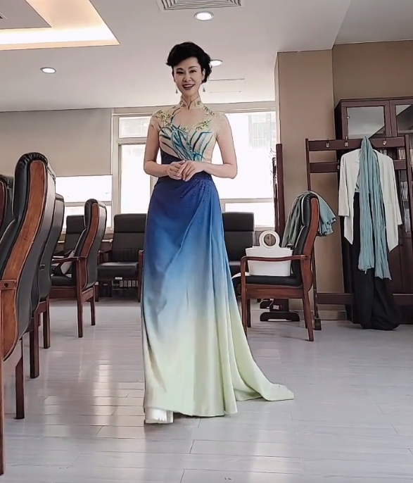 56岁于文华化妆间候场被拍!