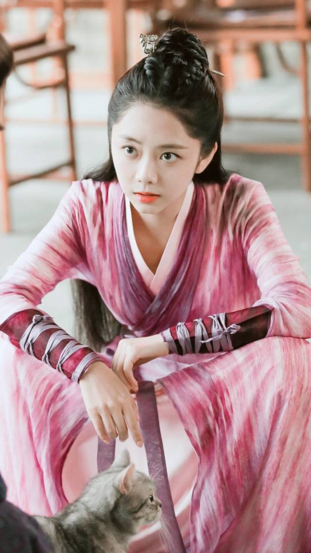 谭松韵本人其实长得相当清纯,靓丽,在古装《锦衣之下》中也有女装打扮