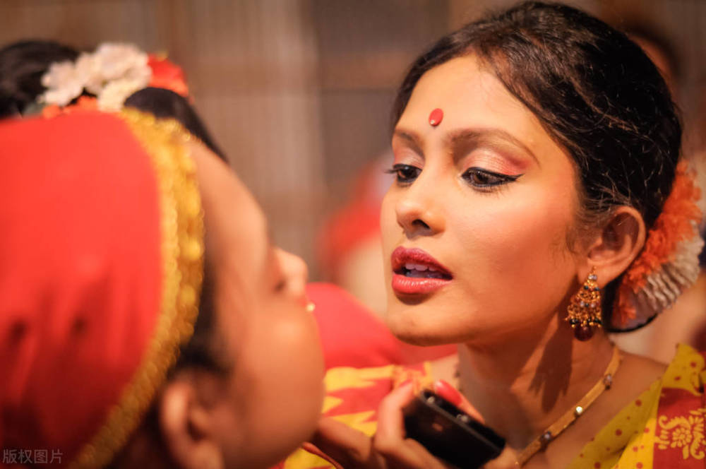 印度已婚女性和未婚女性有什么区别 女性额头上为何有一个红点 腾讯新闻