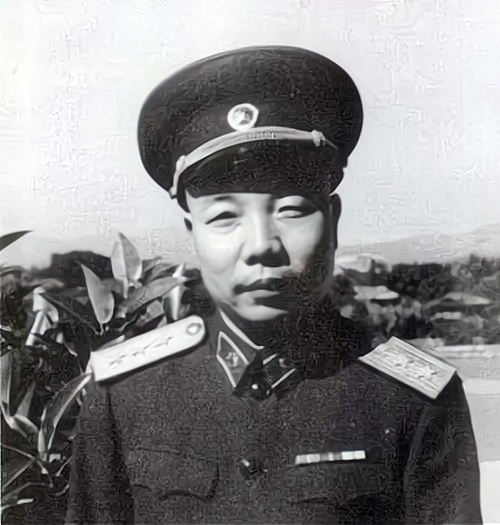 兰州军区第一政委肖华在饭店遭流氓挑衅将军说你们惹得起吗