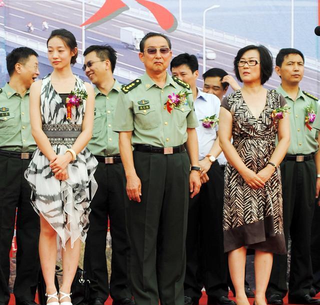 8年时间少将升中将,四年以后中将升上将,出生就和父亲阴阳两隔|彭小枫