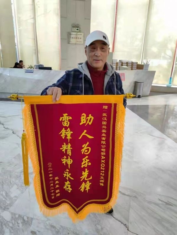 好的哥热心肠:路遇市民车坏了,他修;轮椅奶奶回家路不好走,他送