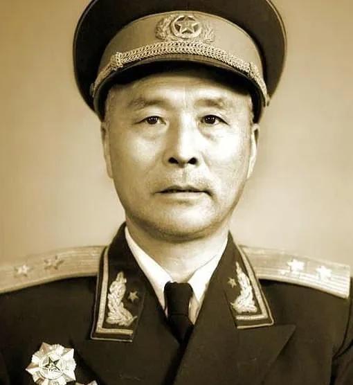 他是徐海东和陈毅的爱将直接由营长升为师长最终荣获中将军衔