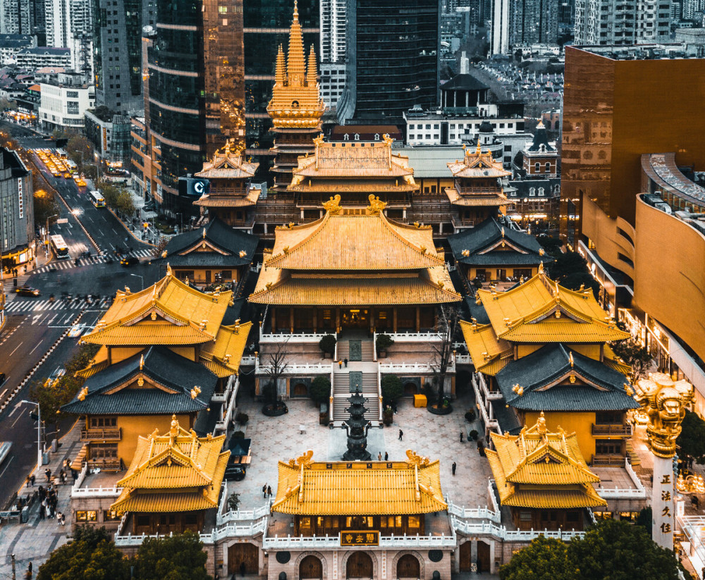 静安寺的金顶,是我们要盘点的三处金色屋顶里,最为人所熟知的一处.