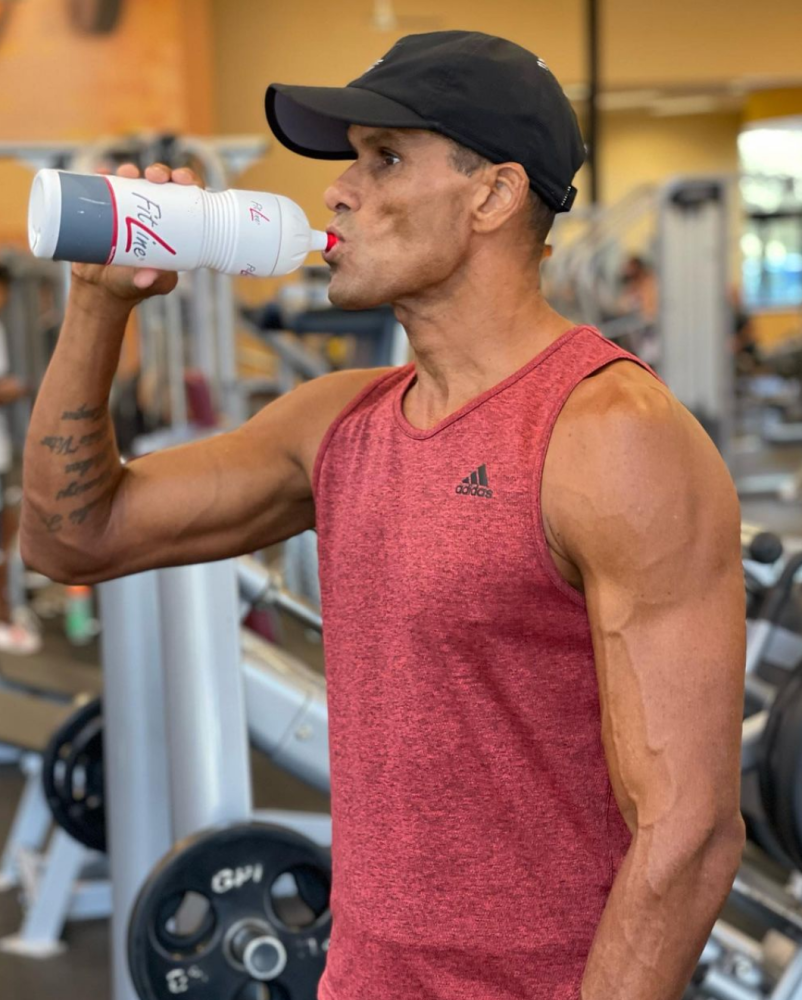 大罗小罗会惭愧49岁里瓦尔多秀肌肉照全身青筋暴起堪比c罗