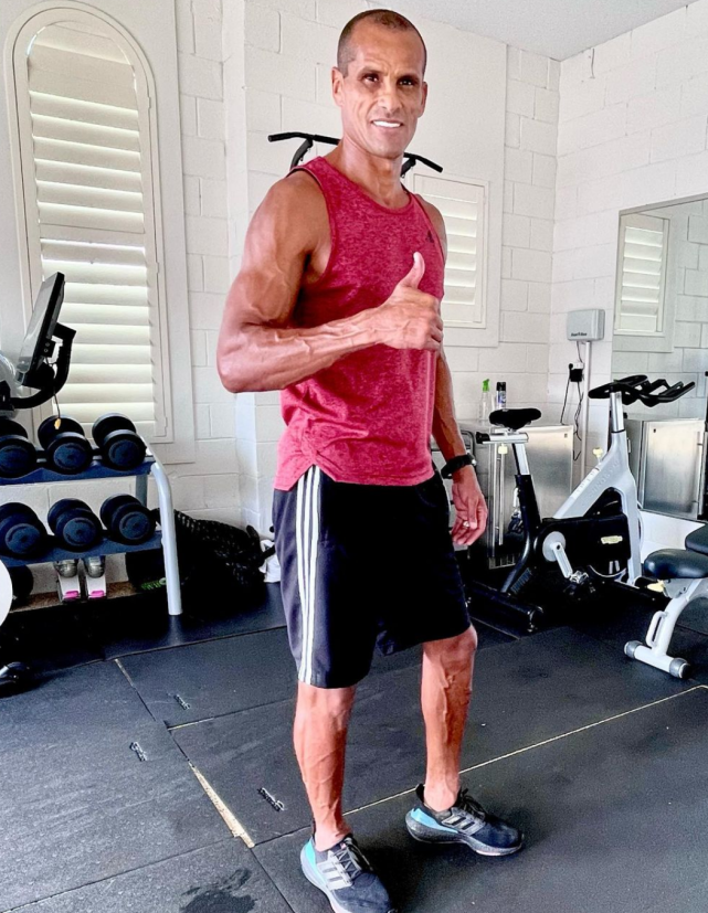 大罗小罗会惭愧49岁里瓦尔多秀肌肉照全身青筋暴起堪比c罗