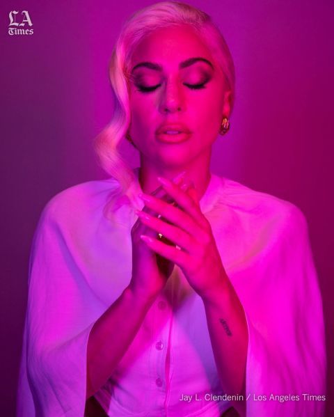 gaga公开一组全新写真,写真中她身穿白色披肩长裙,梳着金色波浪发型