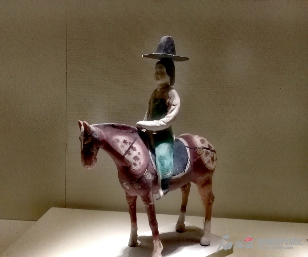 戴帷帽骑马仕女俑:唐代女子骑马标配装束是这样