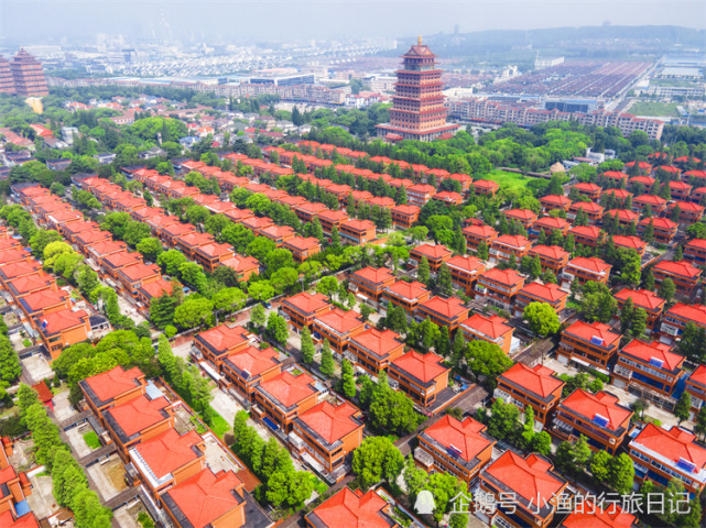 這裡也有很多豪華的景觀,比如華西金塔,鐘王,龍希大酒店等,遊客甚至