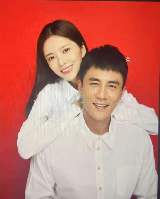 杜淳官宣结婚一年首晒与王灿结婚证件照表白幸福的刚刚好
