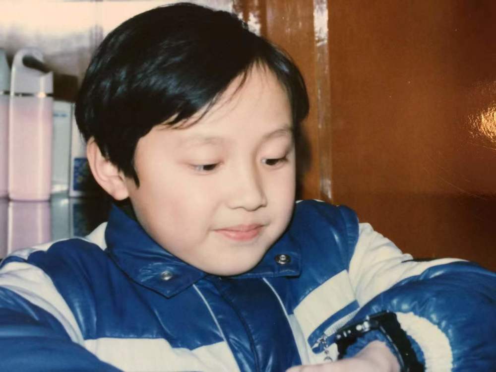 赵丽颖获儿子探班小家伙被舅舅抱着超乖巧模样似迷你版冯绍峰