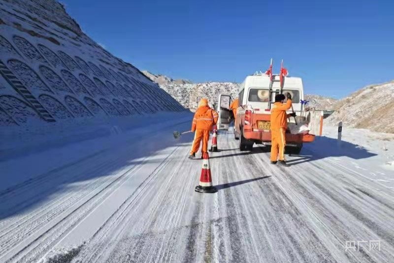 青海公路養護人無畏嚴寒保出行