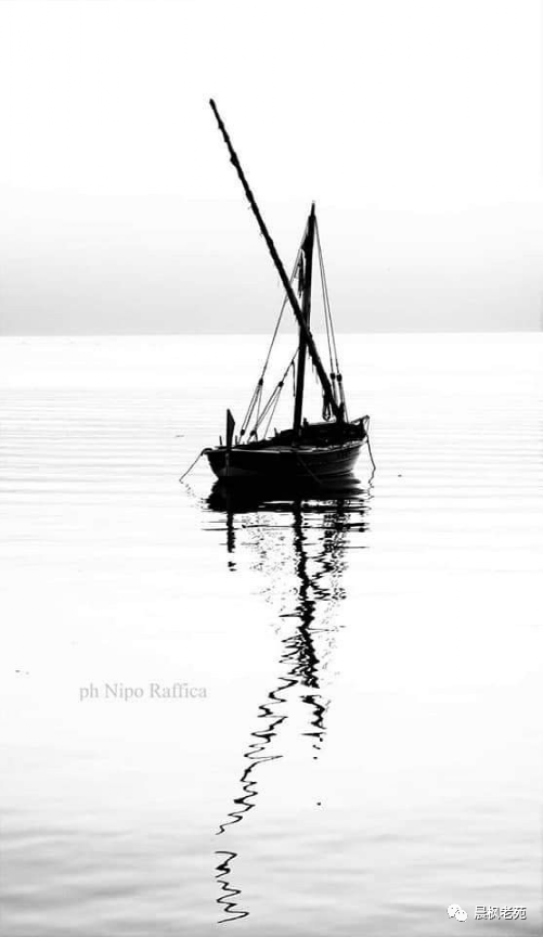 黑白的小船