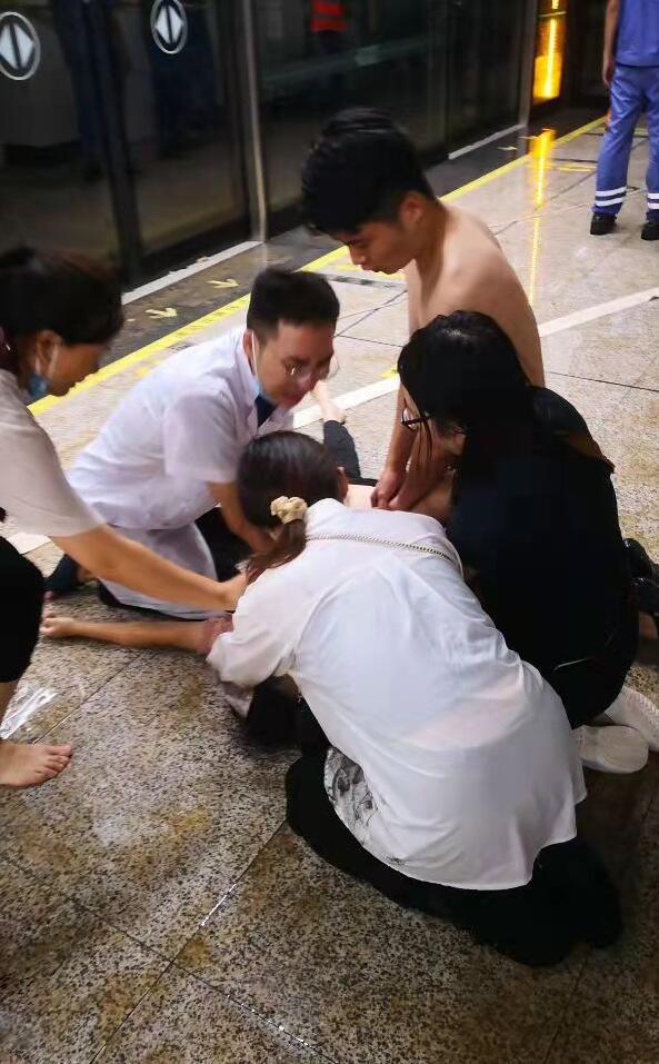 年度記憶|鄭州暴雨地鐵救人逆行護士:救人負傷已痊癒 又能再次抬起