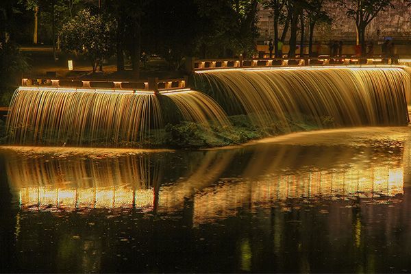 河岸亮化工程使城市夜景更为灵动