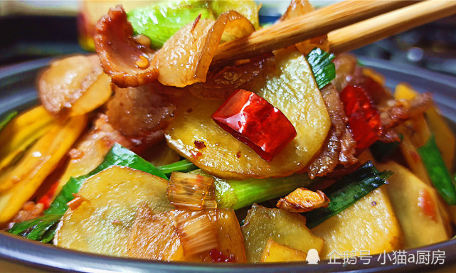 臘肉乾鍋土豆片味道麻辣鮮香特別開胃好吃的下飯菜