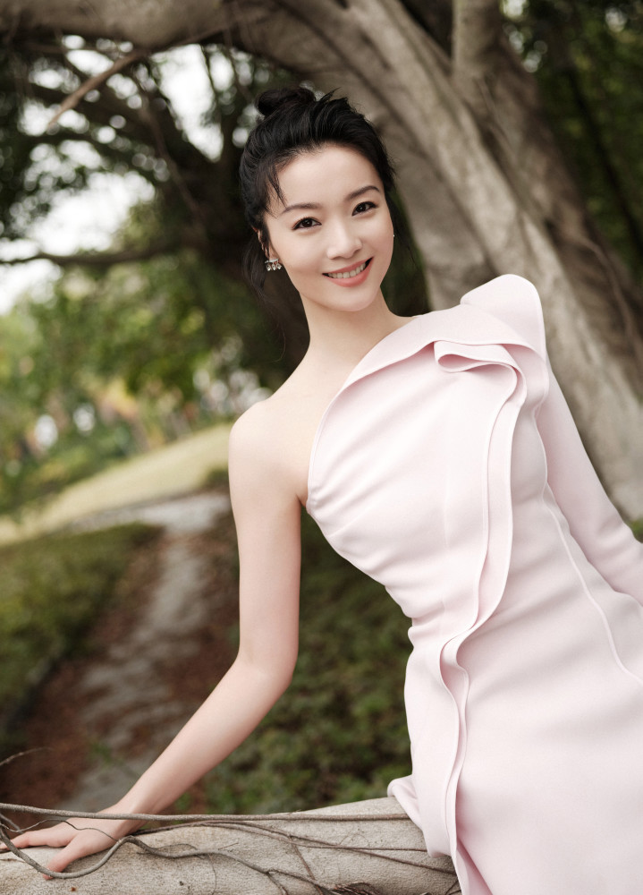 齐溪出席第34届中国电影金鸡奖颁奖典礼出任班长三天三夜带队体验生活