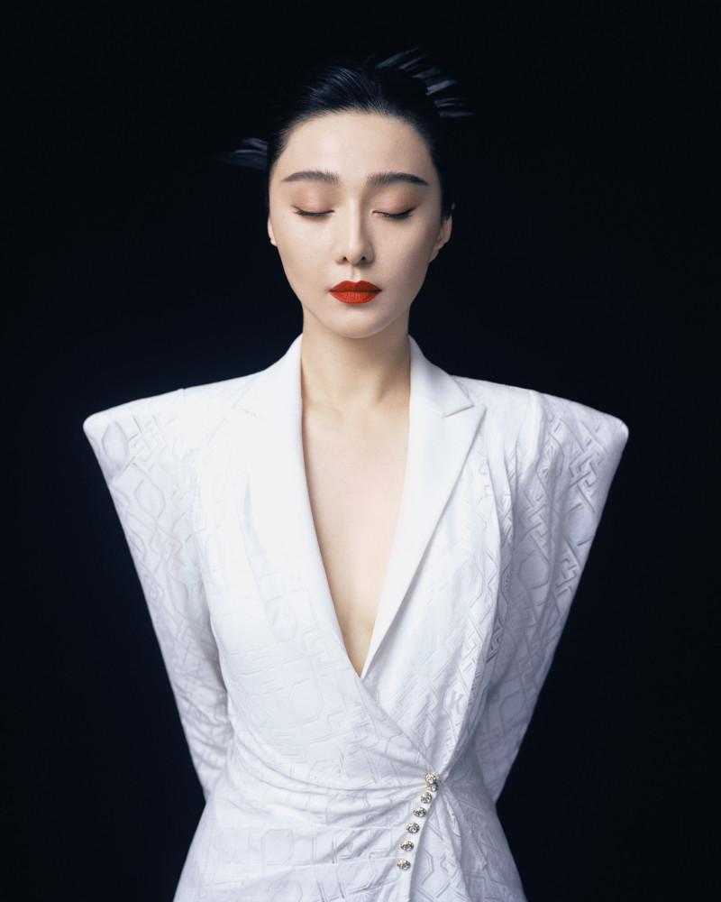 范冰冰登国外大刊太长脸穿中国红重回巅峰状态范爷气场势不可挡