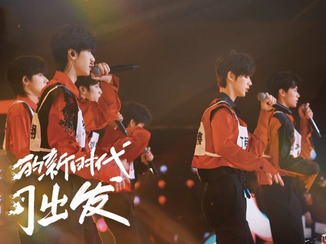 时代少年团跨年彩排6位红衣少年敲响大鼓现场气氛热烈美好