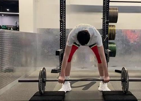 自嘲周琦晒举杠铃照片戏称举不动粉丝小杠铃片没鸡蛋灌饼厚