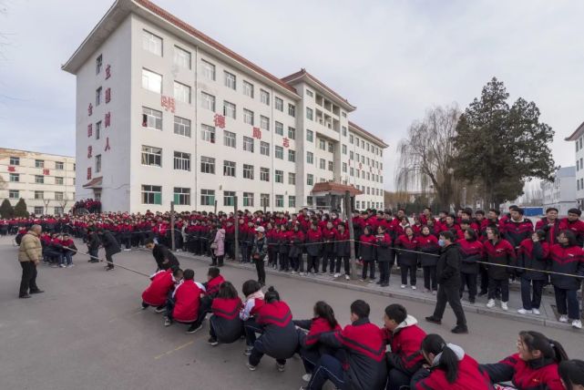 定襄中学举行庆元旦师生拔河比赛