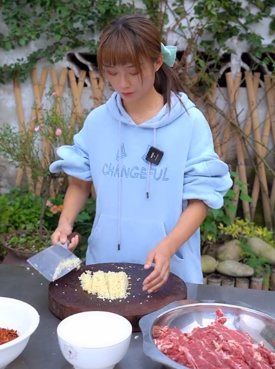 圈粉877w的网红严素穿jk短裙为父做饭父亲真实身份不简单