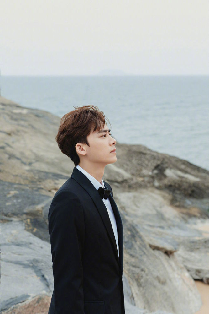 李易峰亮相2021金鸡奖闭幕式穿黑色西服套装高大绅士