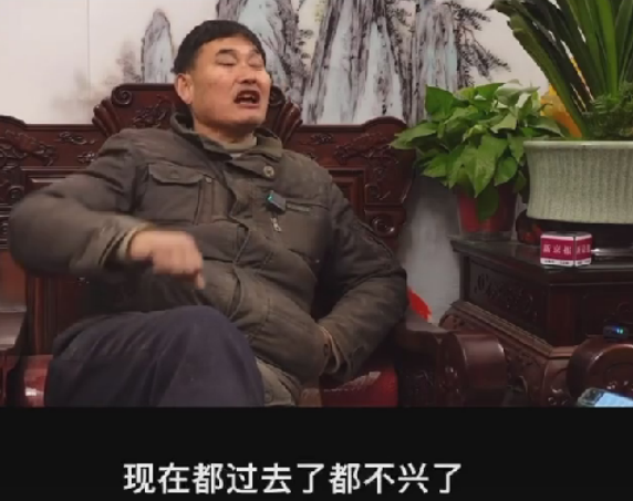 大衣哥反对下跪拜年我不跪天不跪地网友演出为什么下跪呢