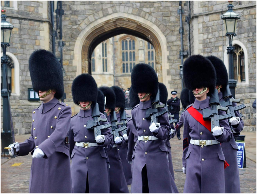 将民众踩在脚下英女王卫兵当众撞倒儿童引燃舆论