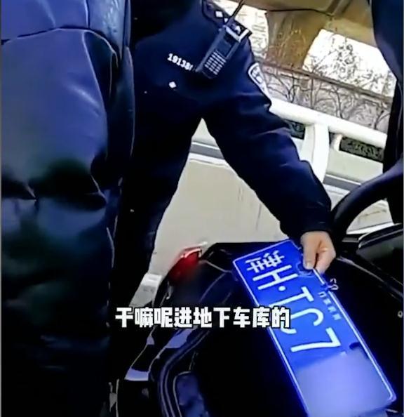 男子網購鄰居同款同號碼車牌為進車庫蹭車位網友人才