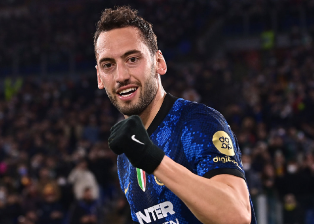 免签的恰尔汗奥卢又得奖了,蝉联意甲月最佳球员