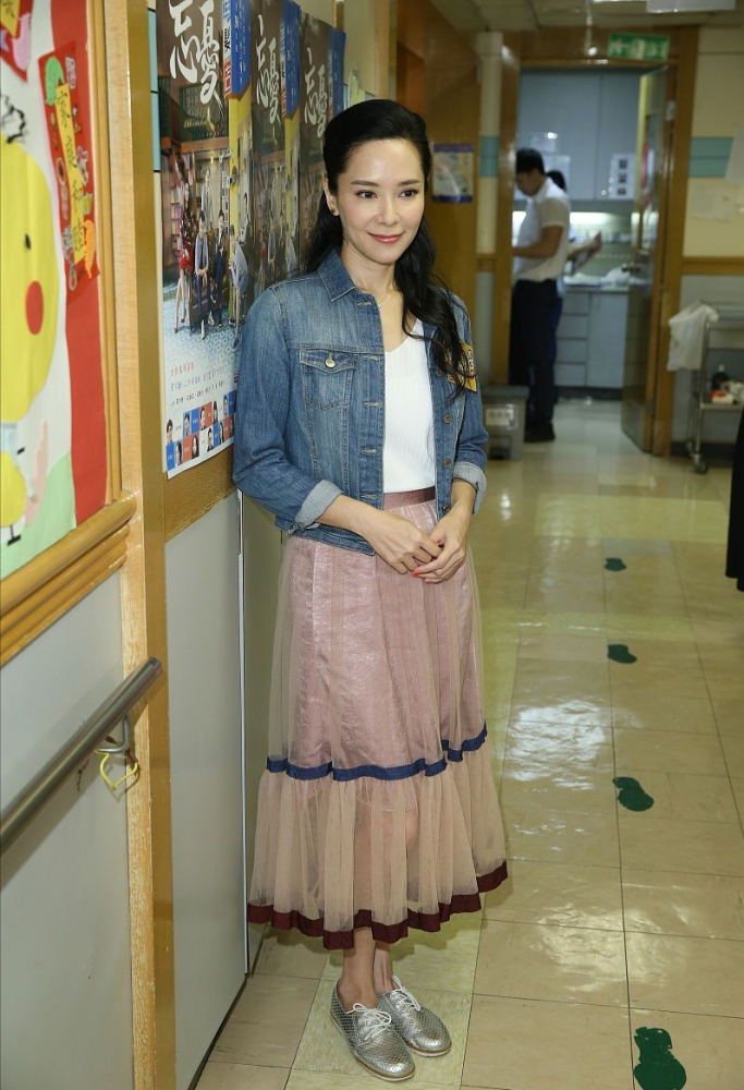 郭羡妮不火可惜了,穿牛仔夹克配纱裙,41岁的脸也能拥有清纯感插图2