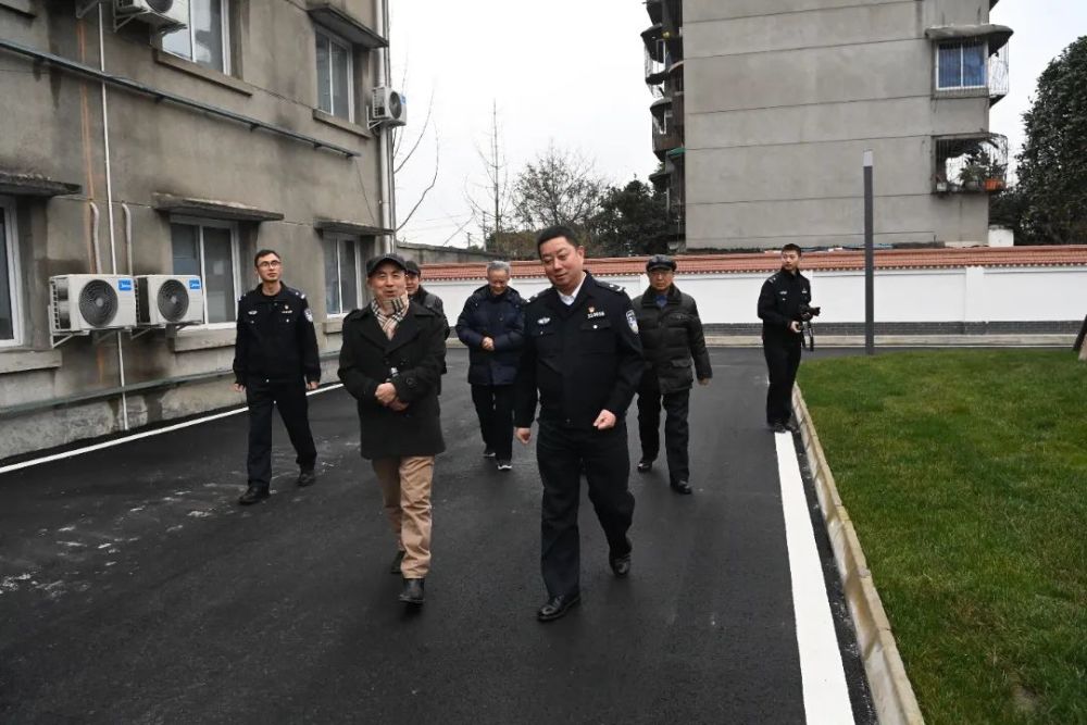 纪委书记,政治处主任吴光辉的陪同下,先后参观了新建设的公安处大门