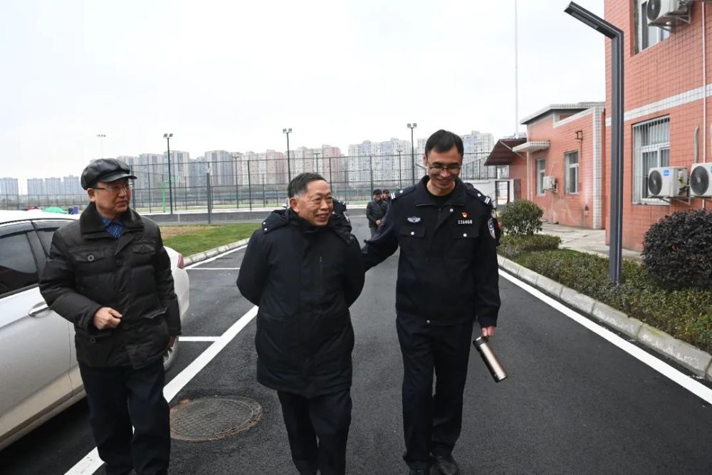 纪委书记,政治处主任吴光辉的陪同下,先后参观了新建设的公安处大门