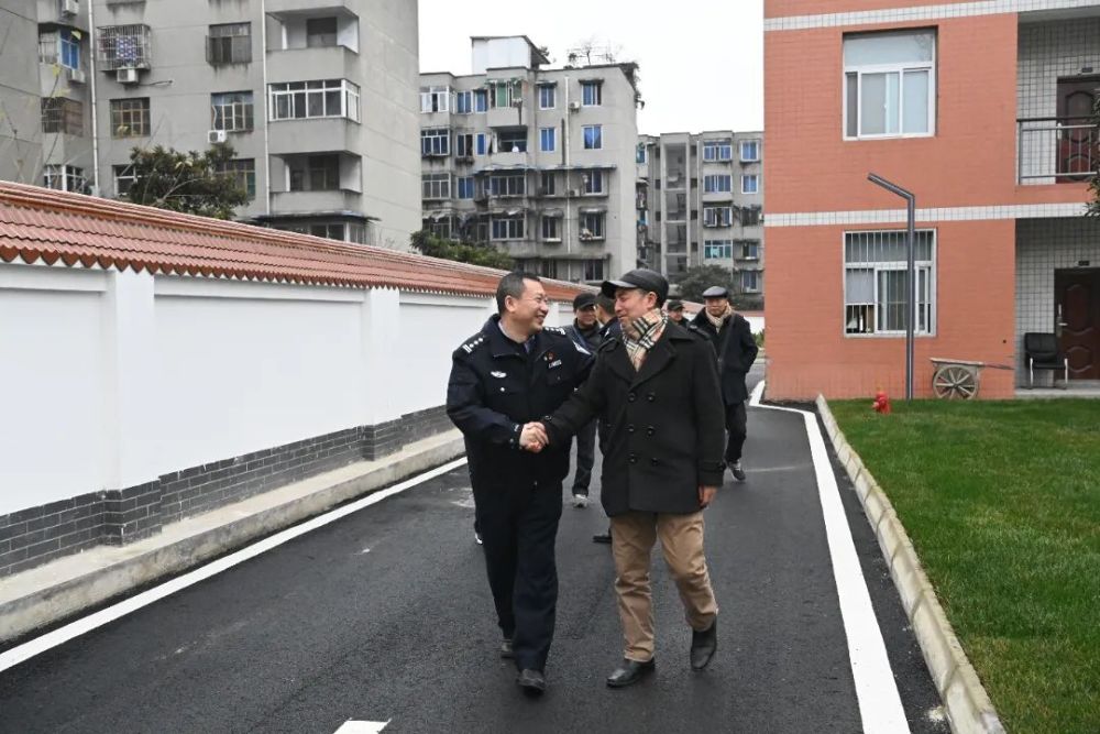 纪委书记,政治处主任吴光辉的陪同下,先后参观了新建设的公安处大门