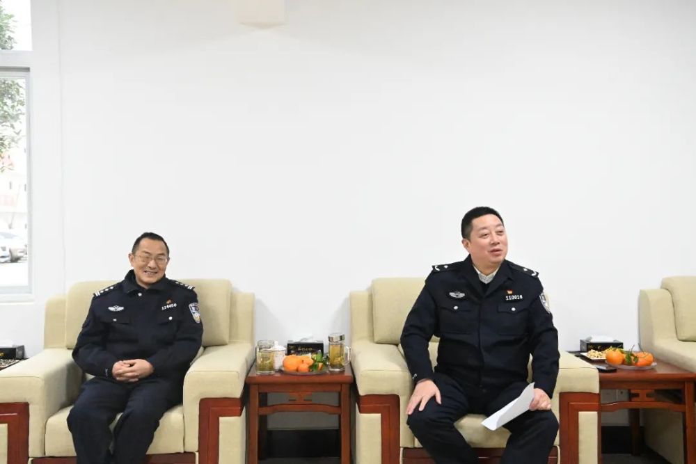 纪委书记,政治处主任吴光辉的陪同下,先后参观了新建设的公安处大门