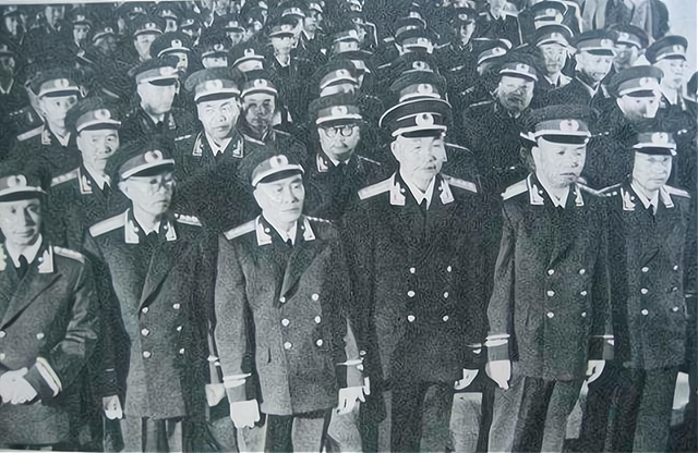 段苏权18岁当师政委1955年授衔因仅授少将心中不满不带肩章