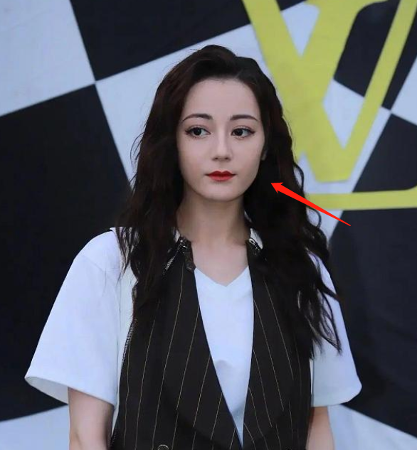 继迪丽热巴后,倪妮的脸也开始垮了?发腮法令纹深,疲态挡不住