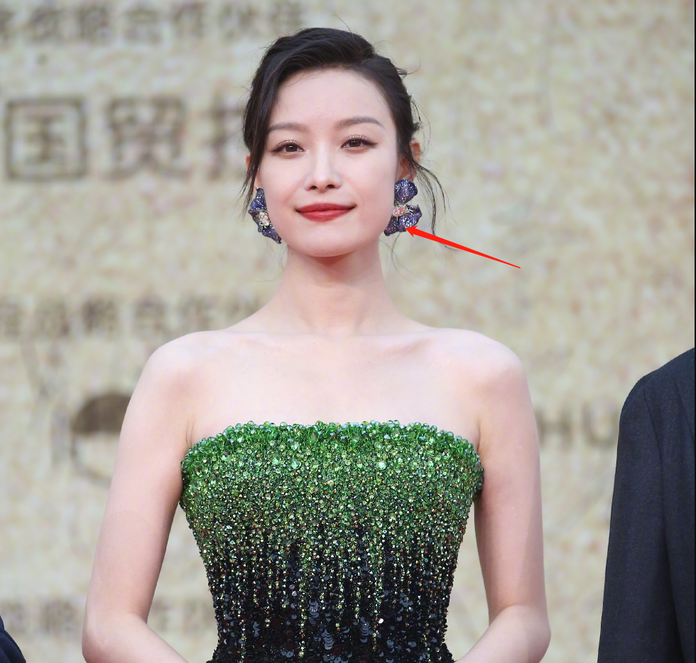 继迪丽热巴后倪妮的脸也开始垮了发腮法令纹深疲态挡不住