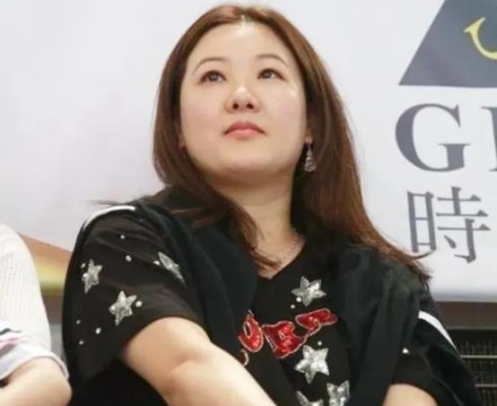 香港"财神爷"娶小26岁伏明霞,婚后风流不改,与妻子闺蜜传绯闻