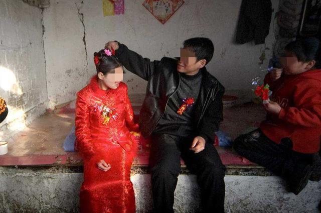 却碍于父母之命错误地结合到了一起,在这场错误而荒谬的包办婚姻背后