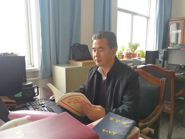 来自《武威日报》记者胡全基与全国"五一劳动奖章获得者"高禧先生共同